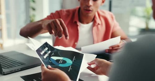 Руки, документы и встреча по цифровому маркетингу с графиками, обсуждением и планированием в стартапе