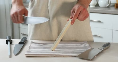 Couteau à aiguiser pour homme avec aiguiseur à table beige à l'intérieur, gros plan