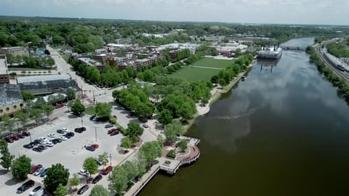 Die Luftaufnahme einer durch Fox River geteilten Stadt in Elgin mit Brücken Die Stadt mit üppigem Grün — eine Mischung