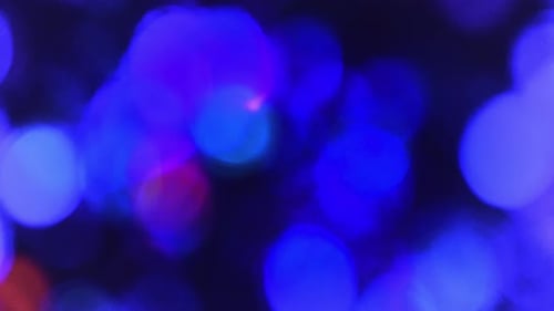 Les lumières bokeh bleues et violettes brillent de mille feux