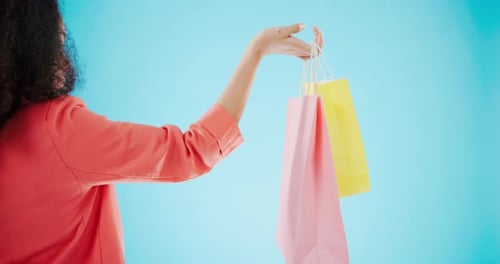 Luxus, Einkaufstasche und Hände einer Frau im Studio für Designer-Boutique, Einzelhandel und Garderobe
