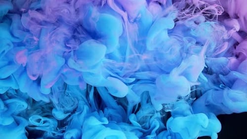 Rosafarbene und blaue Tinte, Wolke, Kollisionsfarbe, Farbmischung im Wasser, Zeitlupe, schwarzer Hintergrund