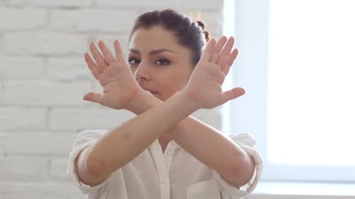Une femme rejette l'offre de dégoût