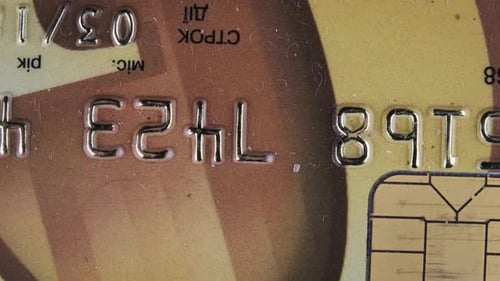 La carte de crédit pivote de près