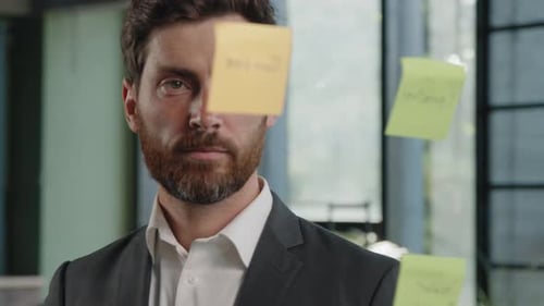 Homme d'affaires caucasien des années 40 barbu créatif, chef de l'entreprise, chef de l'entreprise