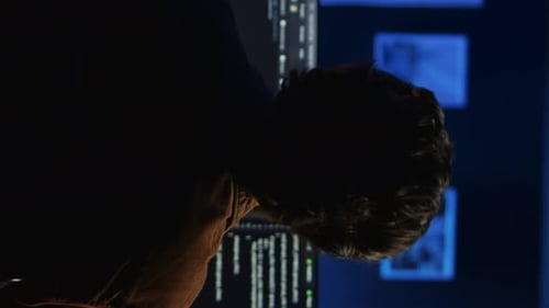 Ingénieur portant des écouteurs tout en utilisant le codage pour renforcer la sécurité informatique