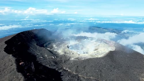 Vista aérea del monte Slamet o Gunung Slamet es un estratovolcán activo