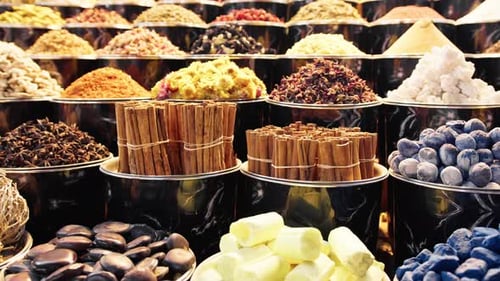 La variedad de especias en un mercado de zocos