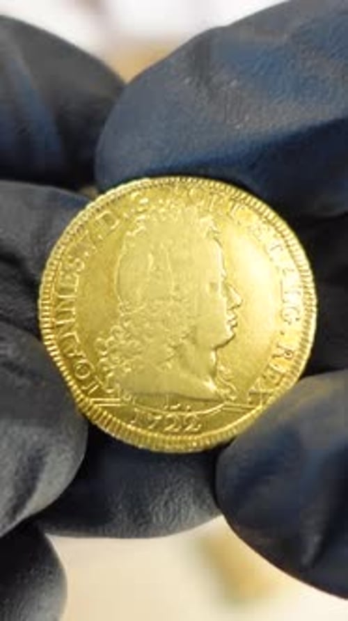 Vidéo verticale d'une pièce d'or très rare