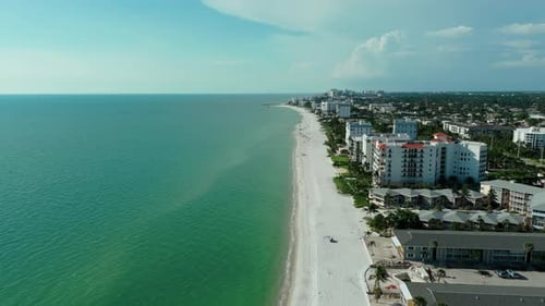 Imagen aérea de los edificios de la ciudad de Naples, Florida, durante el día