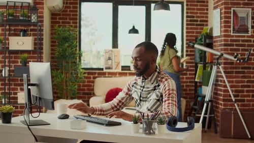 Männlicher Freelancer macht Remote-Job zu Hause