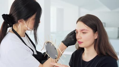 Vorbereitung des Permanent-Make-up-Prozesses für das permanente Augenbrauen-Make-up