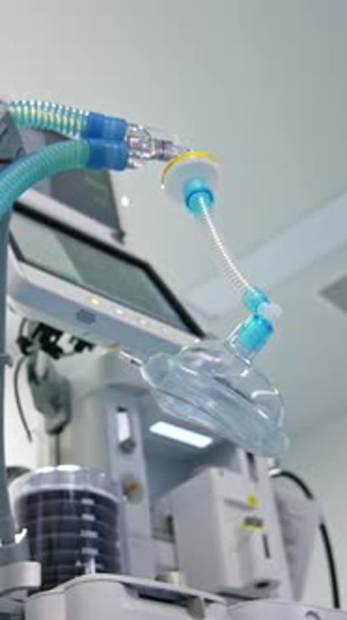 Moderner Operationssaal mit fortschrittlicher Ausstattung. Sauerstoffmaske mit blauen Röhrchen, die in der Nähe des Geräts hängen