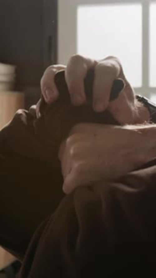 Vertical d'un homme méconnaissable serrant un oreiller libérant une rage réprimée