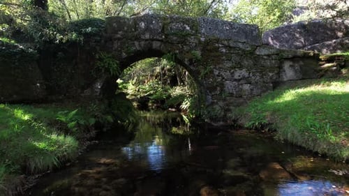 Petit pont de pierre au-dessus de la rivière