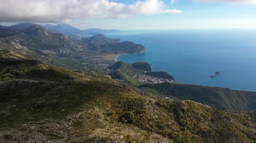 Paysage de montagne et mer filmé avec un Drone. Vue aérienne Petrovac. Monténégro.