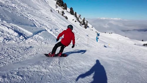 Snowboarder in den Alpen