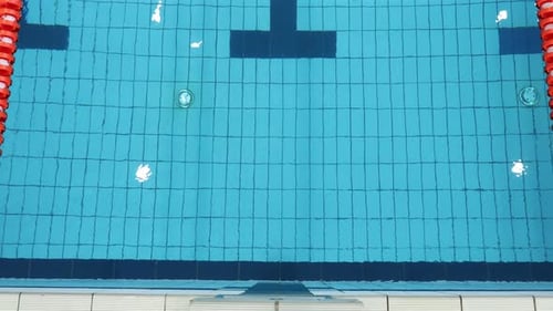 Competidor de apnea en piscina cubierta sin aleta