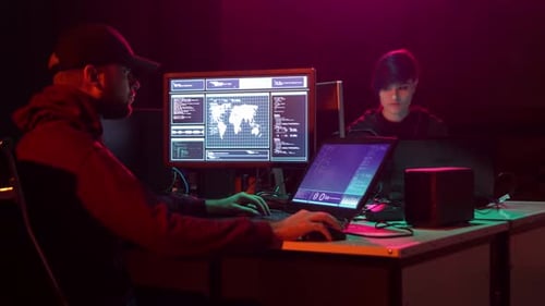 Gesuchte Hacker, die Virus-Ransomware mithilfe von Laptops und Computern codieren, Cyberangriff, Systembruch und