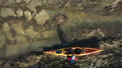 Vídeo aéreo acima de pessoas e caiaques se divertindo