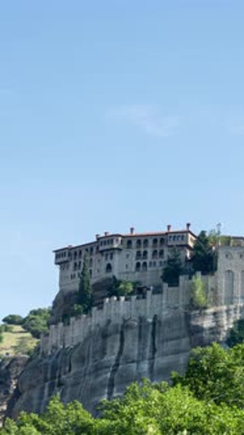 Formaciones rocosas y monasterios de Meteora en Grecia en vertical