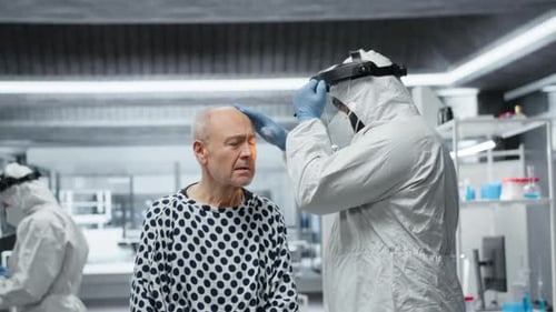Médecin scientifique de sexe masculin traitant un patient présentant des symptômes d'infection graves