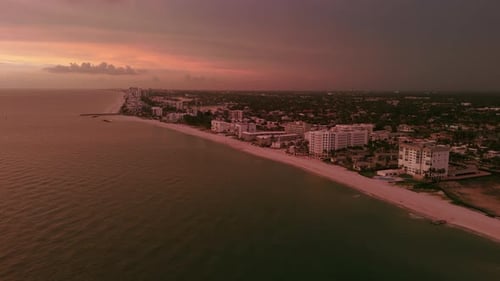 Foto aérea de los edificios de la ciudad de Naples, Florida, en la hora del atardecer rojo