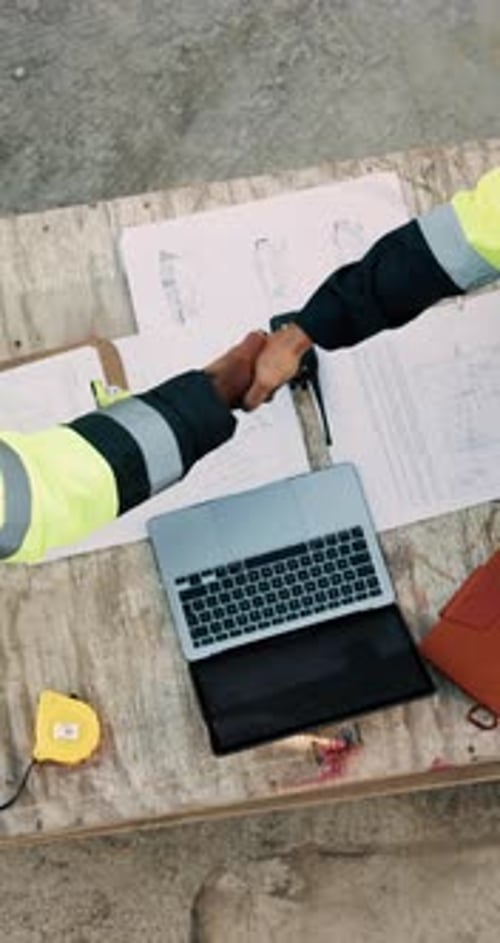 Personas, arquitectos o documentos con un apretón de manos en el sitio de construcción para construir una asociación