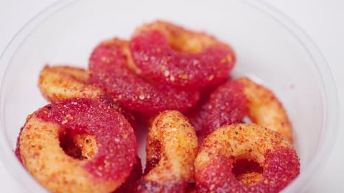Bagues de pêche chamoy épicées au piment sur une Susan paresseuse