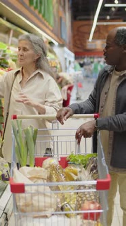 Casal casado escolhendo alface no supermercado