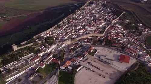 Vue aérienne de la ville, du château, des maisons médiévales, Obidos, Portugal.