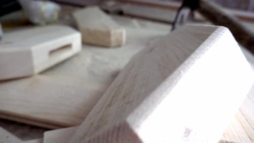 Blocs en bois avec outil de travail sur table