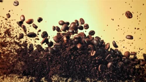 Kaffeebohnen fliegen hoch und fallen runter, gefilmt mit einer Hochgeschwindigkeitskamera mit 1000 Bildern pro Sekunde