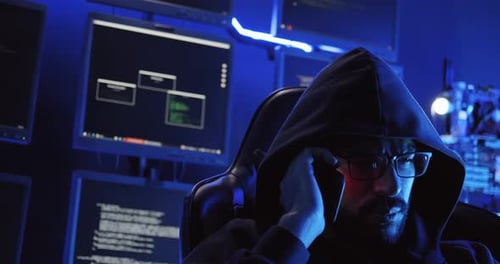 Ein männlicher Hacker benutzt einen Computer, um Daten zu hacken und Lösegeld von den Opfern zu verlangen.