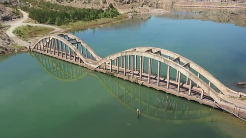 Vue aérienne du pont au-dessus du barrage