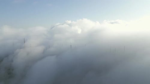 Images filmées par drone des nuages dans le ciel et des antennes