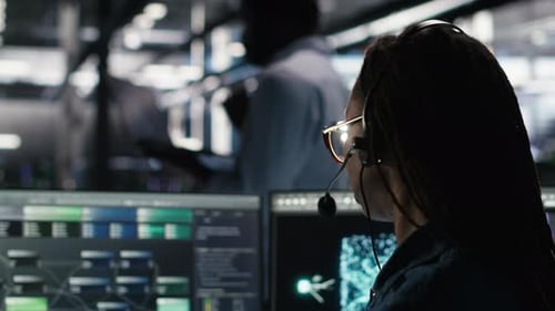 Un expert des centres de données examine l'interface Node Tree pour fournir un support technique