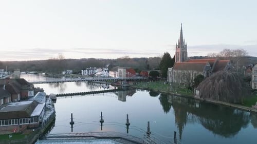 Marlow, Reino Unido Puesta de sol estática sobre el río al atardecer mirando el puente de la ciudad con coches.