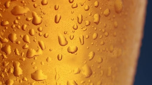 Das Licht geht hinter das Bierglas, im Glas sind Luftblasen zu sehen