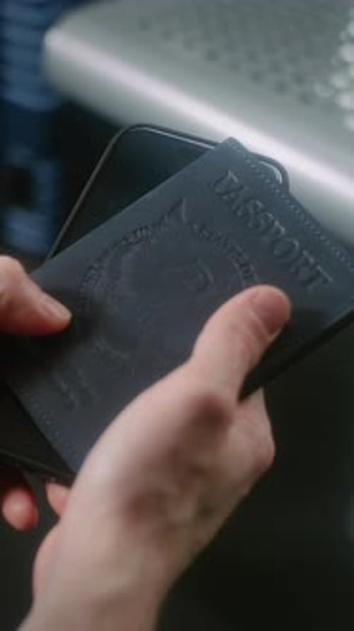 Fechamento do terminal do aeroporto de passageiros com bagagem esperando o voo do avião