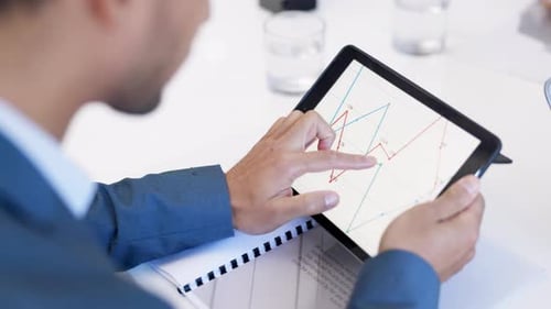 человек с планшетом, анализирующий финансовые графики