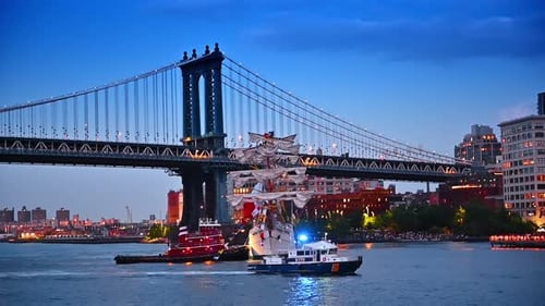 Navire aux voiles blanches, remorqueur et bateau de police sur le fleuve.