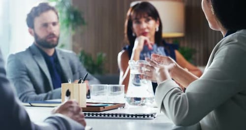 Femme, mains et discussion avec l'équipe lors d'une réunion pour un plan de fusion, une revue d'intégration ou une acquisition