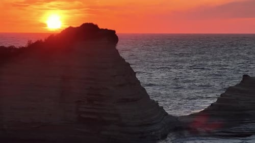 Faszinierender Sonnenuntergang am Mittelmeer, Die Sonne geht unter den Horizont und färbt den Himmel in feuriges Orange