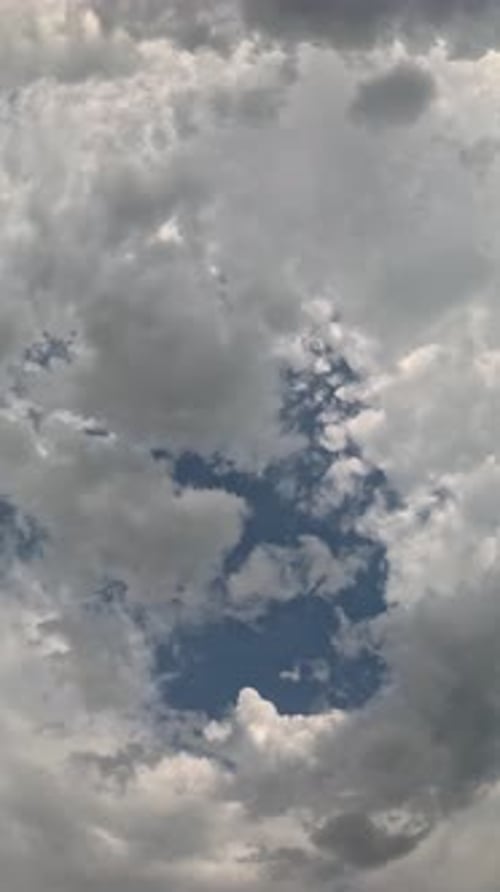 Timelapse : cumulus moelleux se déplaçant dans un ciel lumineux au coucher du soleil, nature aérienne abstraite, océan d'été