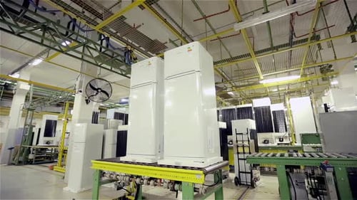Réfrigérateurs en phase finale de production à l'intérieur de l'usine. Résolution 4K.