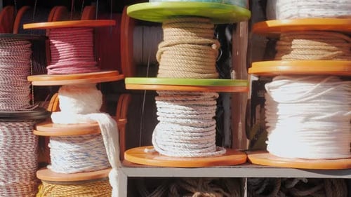 Bootsgeschäft, Stapel gedrehter Kettenseile zum Verkauf draußen im Freien, Marktgeschäft, Geschäft, Segelseil
