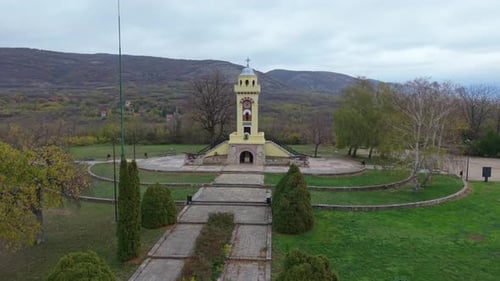 En orbite autour du monument de Čegar à Niš, en Serbie (2)