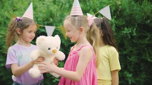 A festa de aniversário foi uma reunião alegre com amigos, repleta de atividades divertidas ao ar livre, sorrisos e