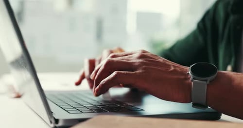 Mãos, pessoa e digitação no laptop no escritório de pesquisa de sites, comunicação